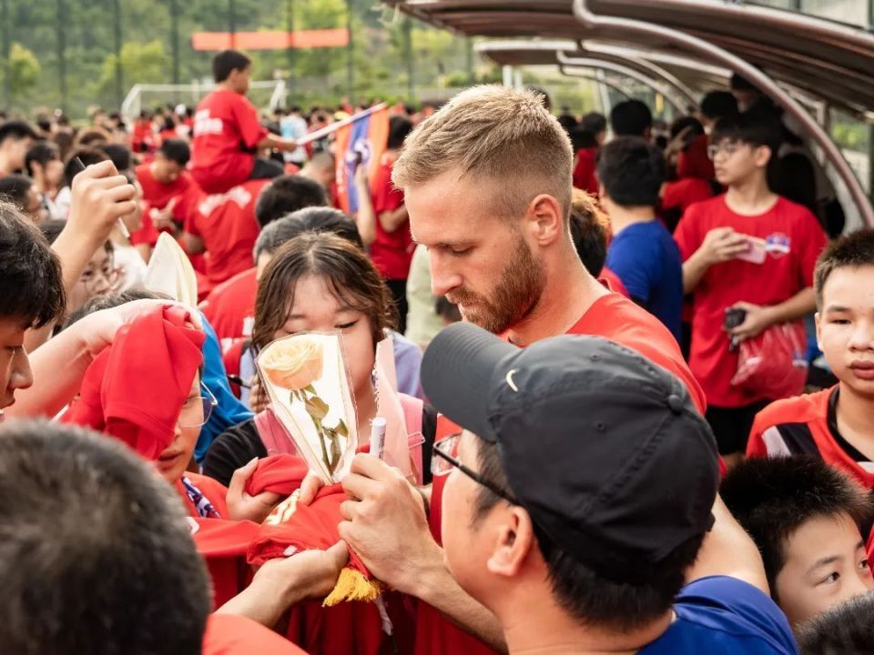 包含火爆现场：球迷欢呼不断，气氛火热！的词条