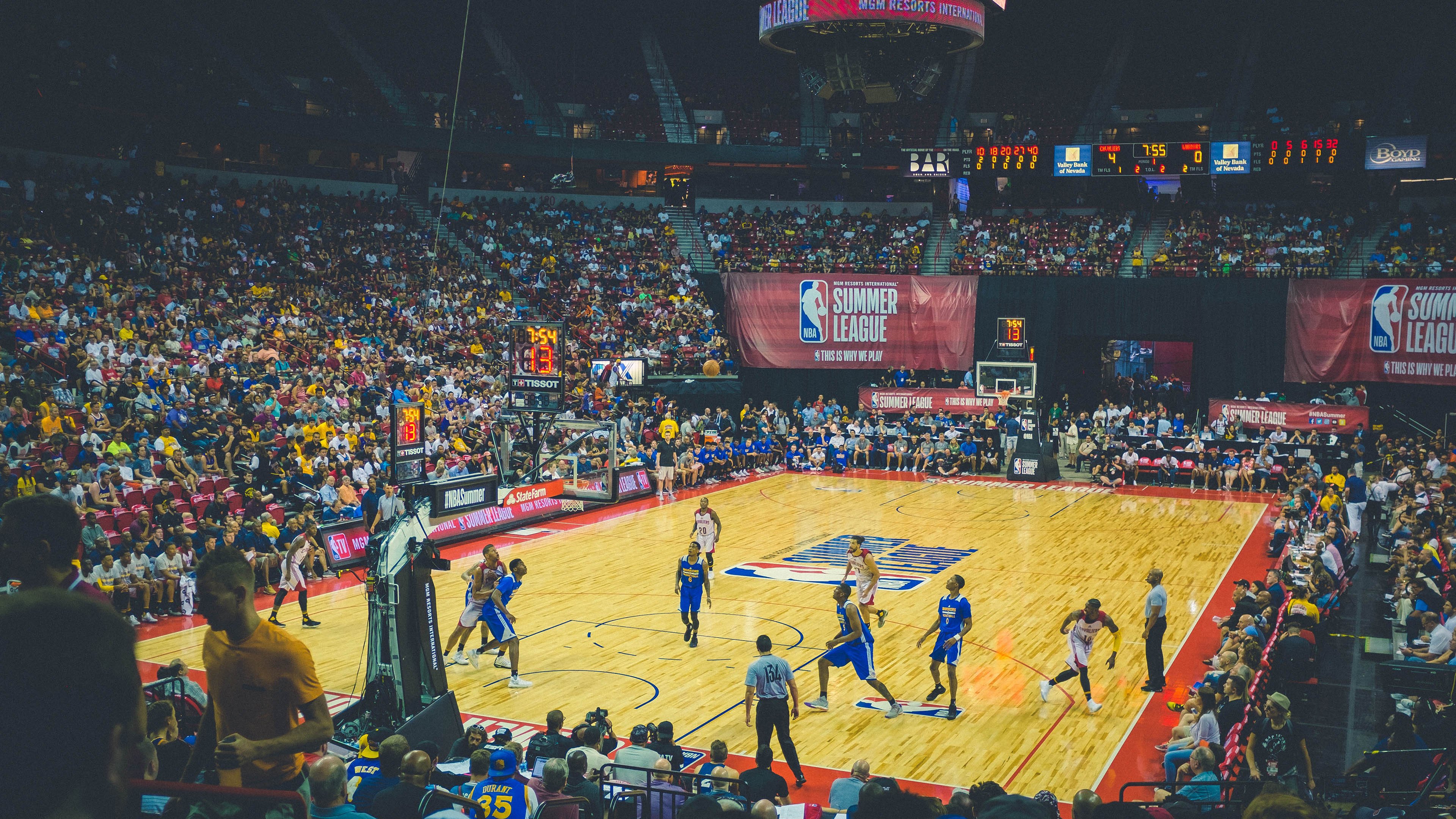 光影特技飞跃：夜空中的速度与美学
